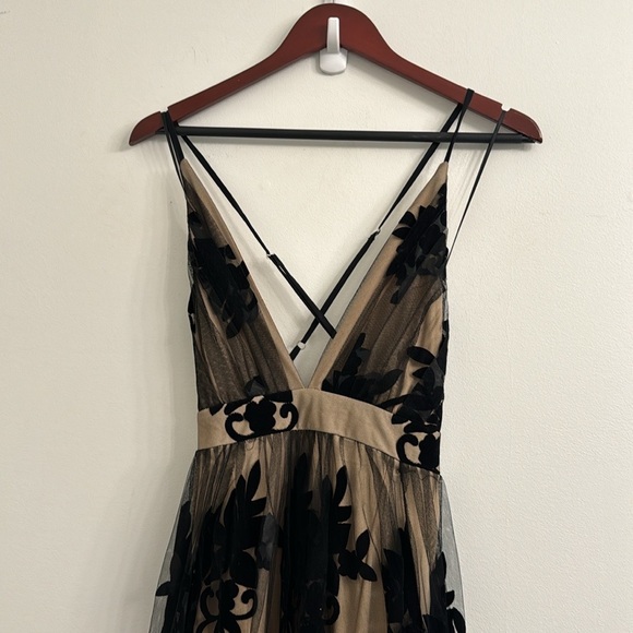 LUXXEL ELEGANT BLACK NUDE FLORAL LACE STRAP DEEP V-NECK GOWN sz S - Picture 7 of 15